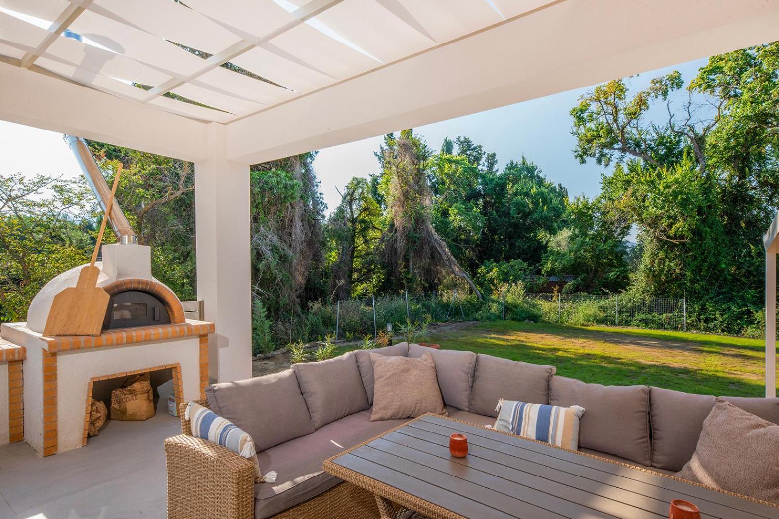 Villa Ami, Roda, Corfu: 10 Guests, Heated Pool, Private Mini Golf, Pool Table & More!! Exterior photo